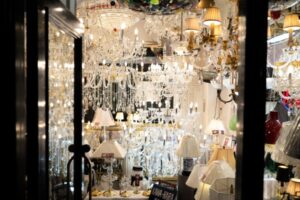 創業６０年以上、河原郁子NYシャンデリア東京の港区本店ショールームの入口付近の画像