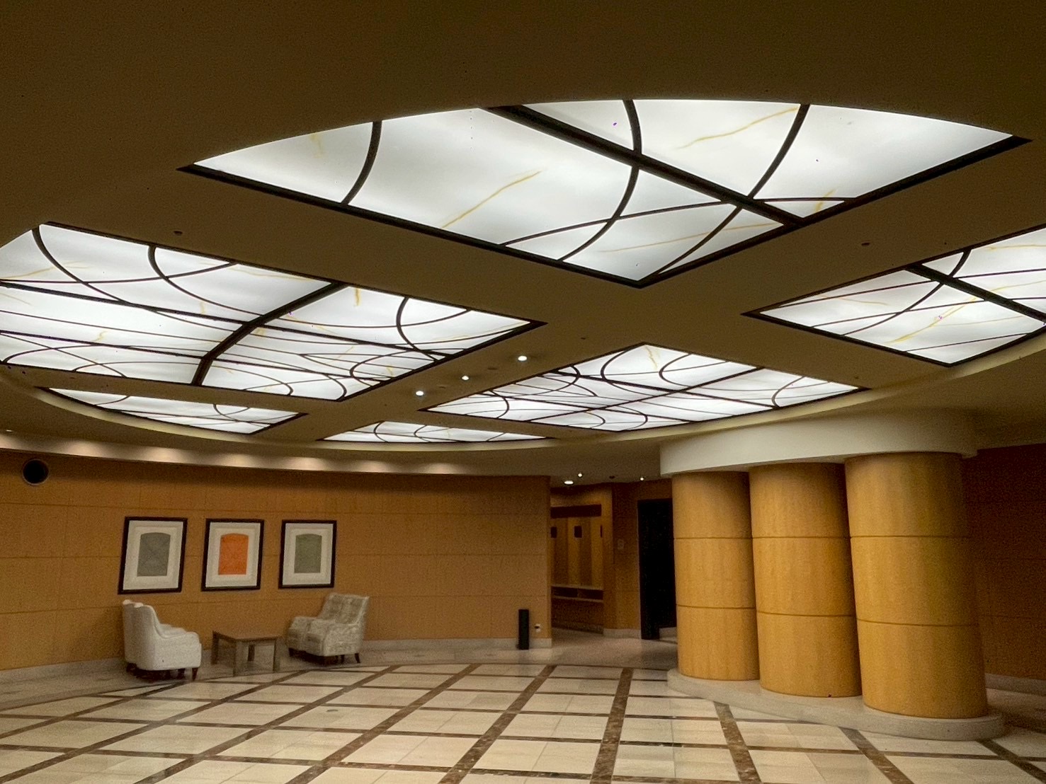 名古屋のANAクラウンプラザホテルに特注製作した、天井全体を樹脂素材を活用して一つのシャンデリアにした画像