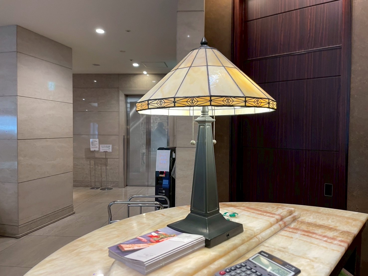 河原郁子NY・シャンデリア東京が実際に特注製作したステンドグラスランプシェードのテーブルランプの画像