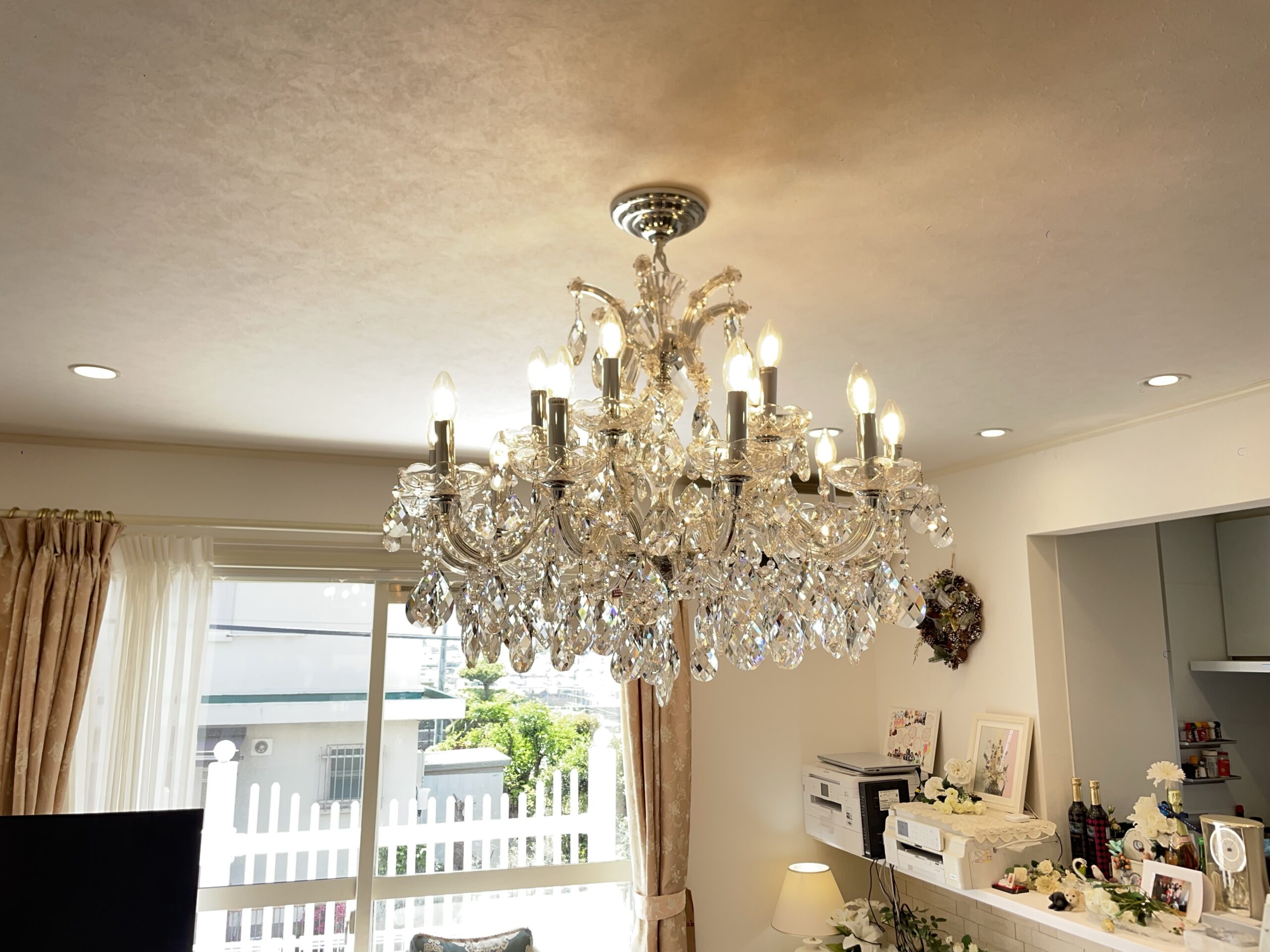 河原郁子NY・シャンデリアのデザイナーズスタイルEMPRESS大型シャンデリアをクローム（白色）仕上げて実際に納品設置したときの画像