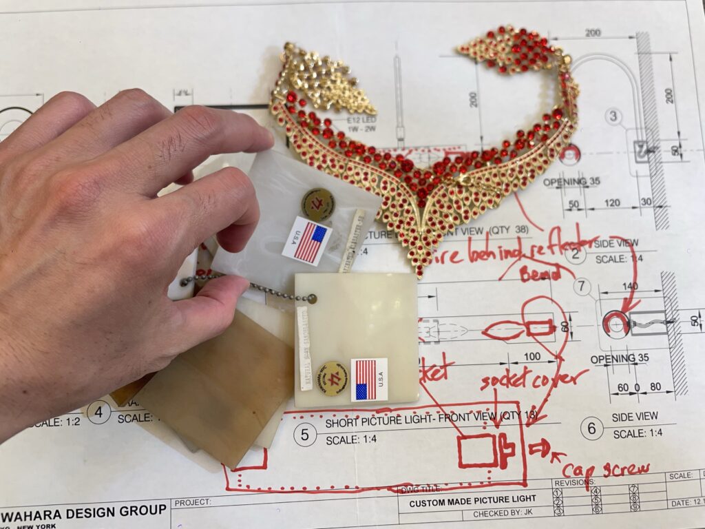 河原郁子NYシャンデリア東京にてステンドグラスシャンデリアの特注デザイン検討している画像