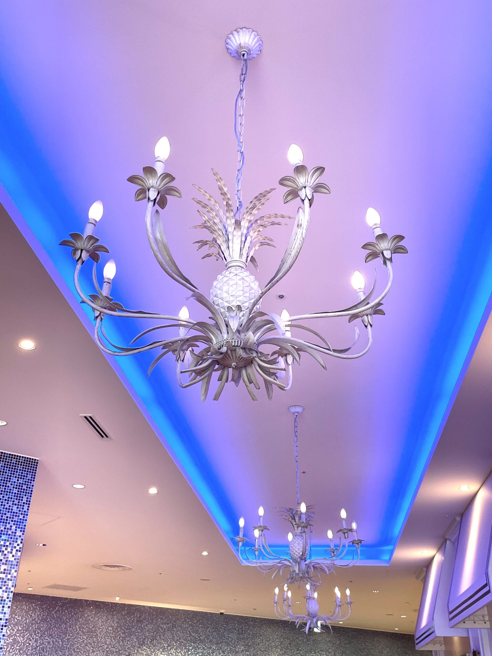 河原郁子NY・シャンデリア東京が実際に特注製作したホワイト（白色）で仕上げて大阪のホテルに納品したたシャンデリアの画像