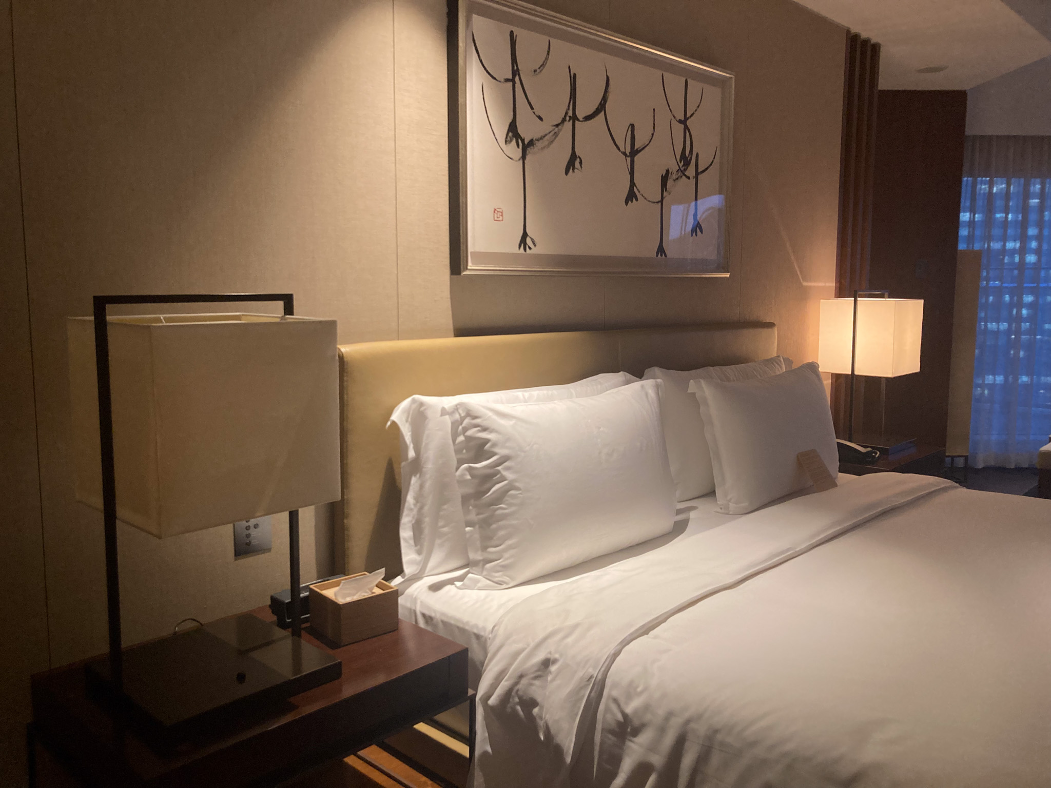 パレスホテルのスイートルーム用に特注製作したランプシェードの画像