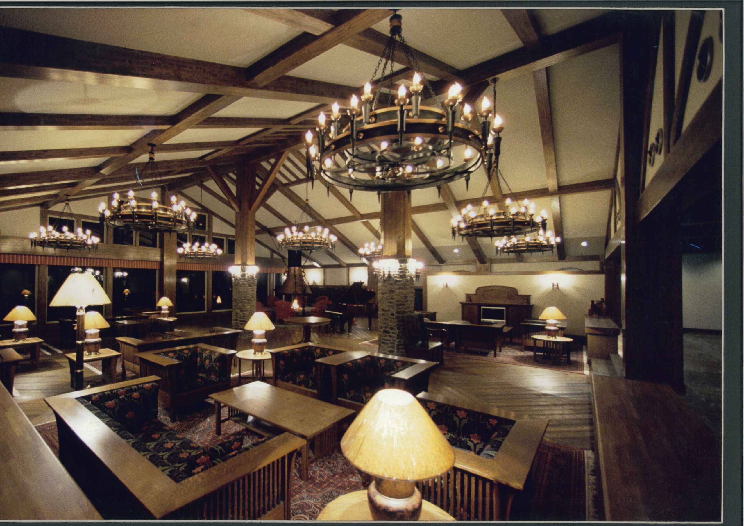 河原郁子NY・シャンデリア東京が実際に製作納品した真鍮の特注ブラックシャンデリアの画像