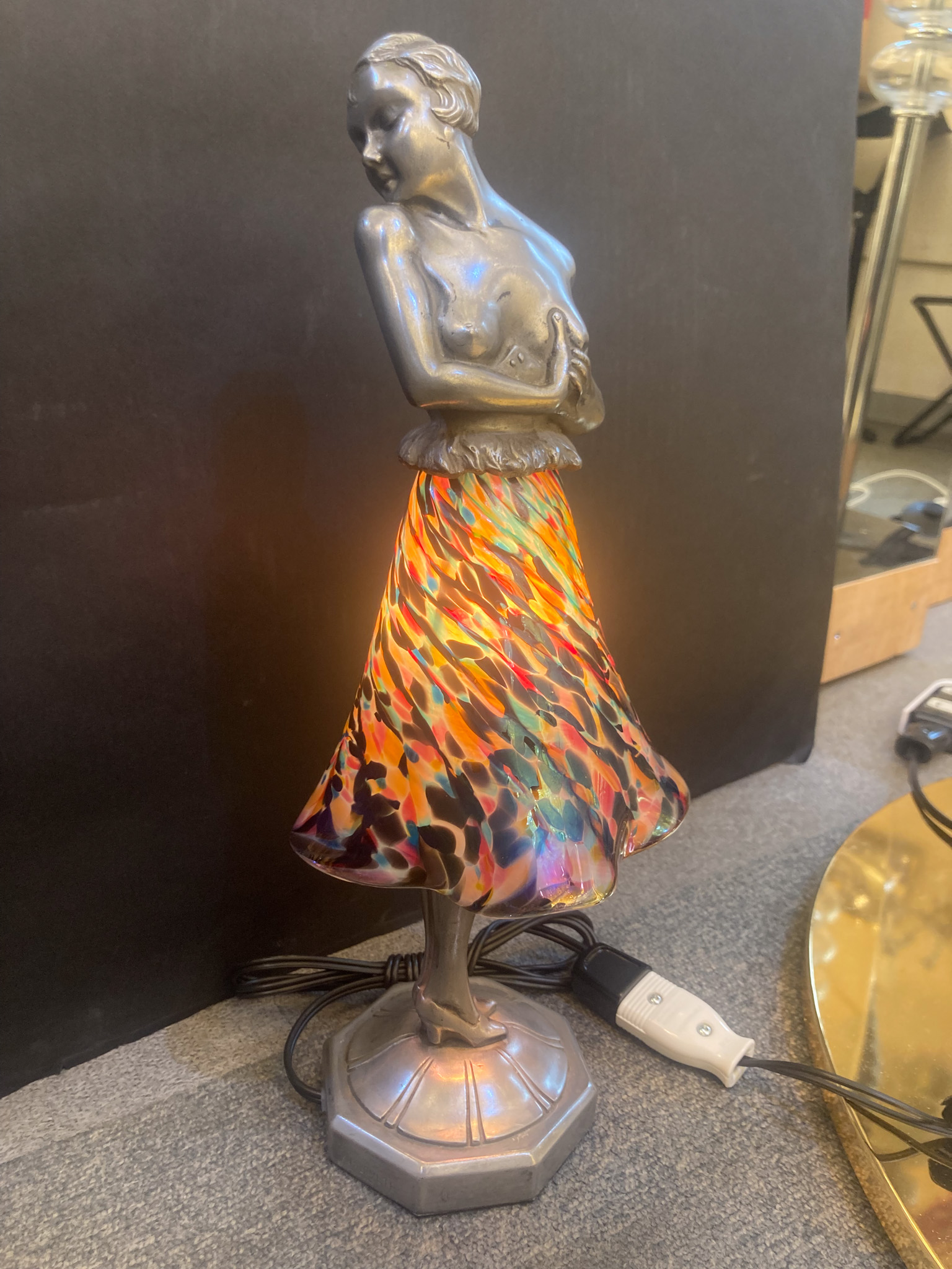 フランスのアートガラスで作られた特別なランプを修復した画像