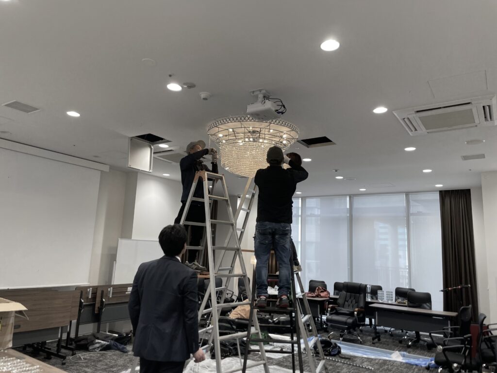 オフィス会議室の大型クリスタル照明を再設置・メンテナンスする作業