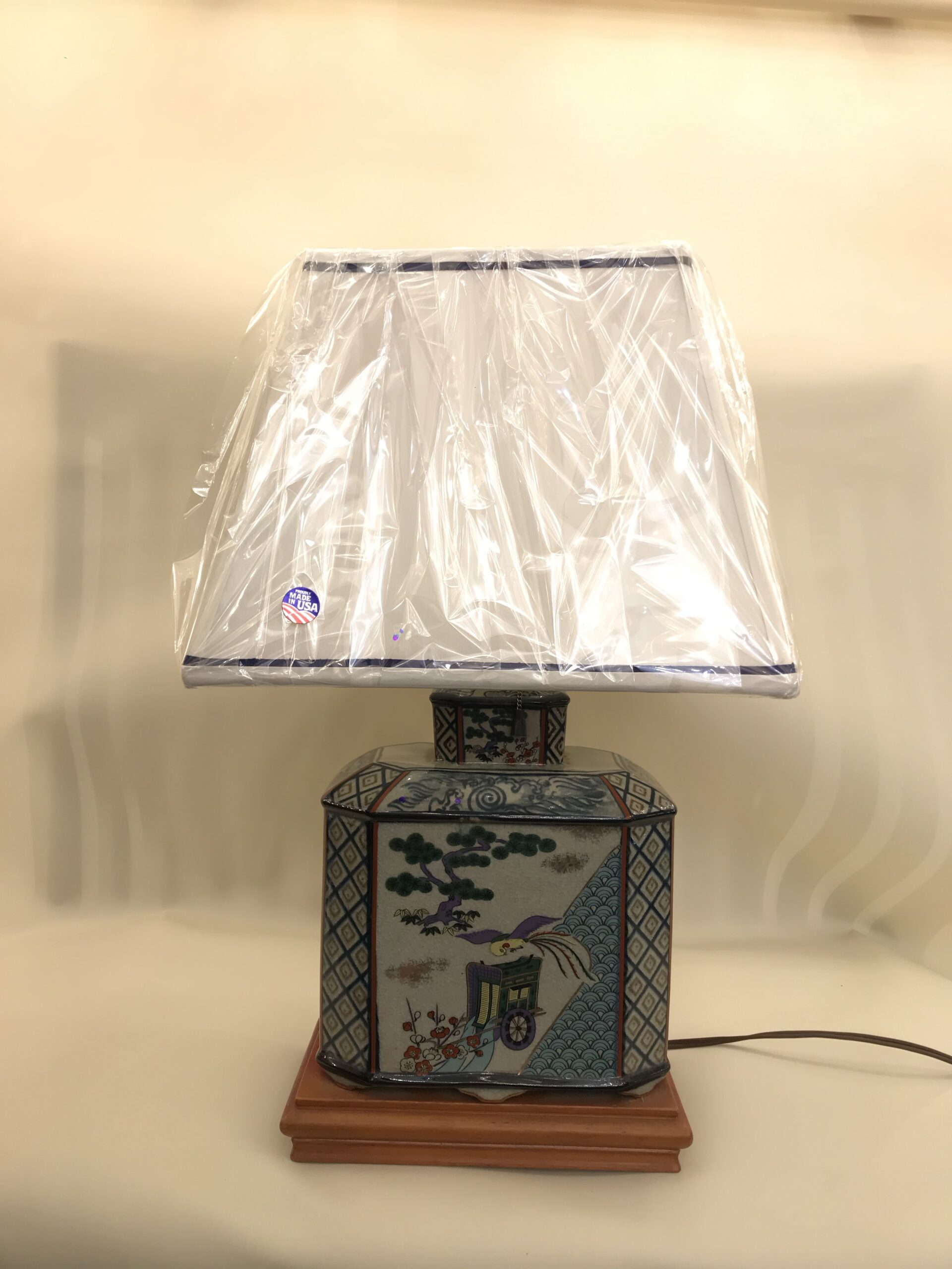 沖縄の屋敷で古くから守られてきた特注ランプとランプシェードの専門修復の画像