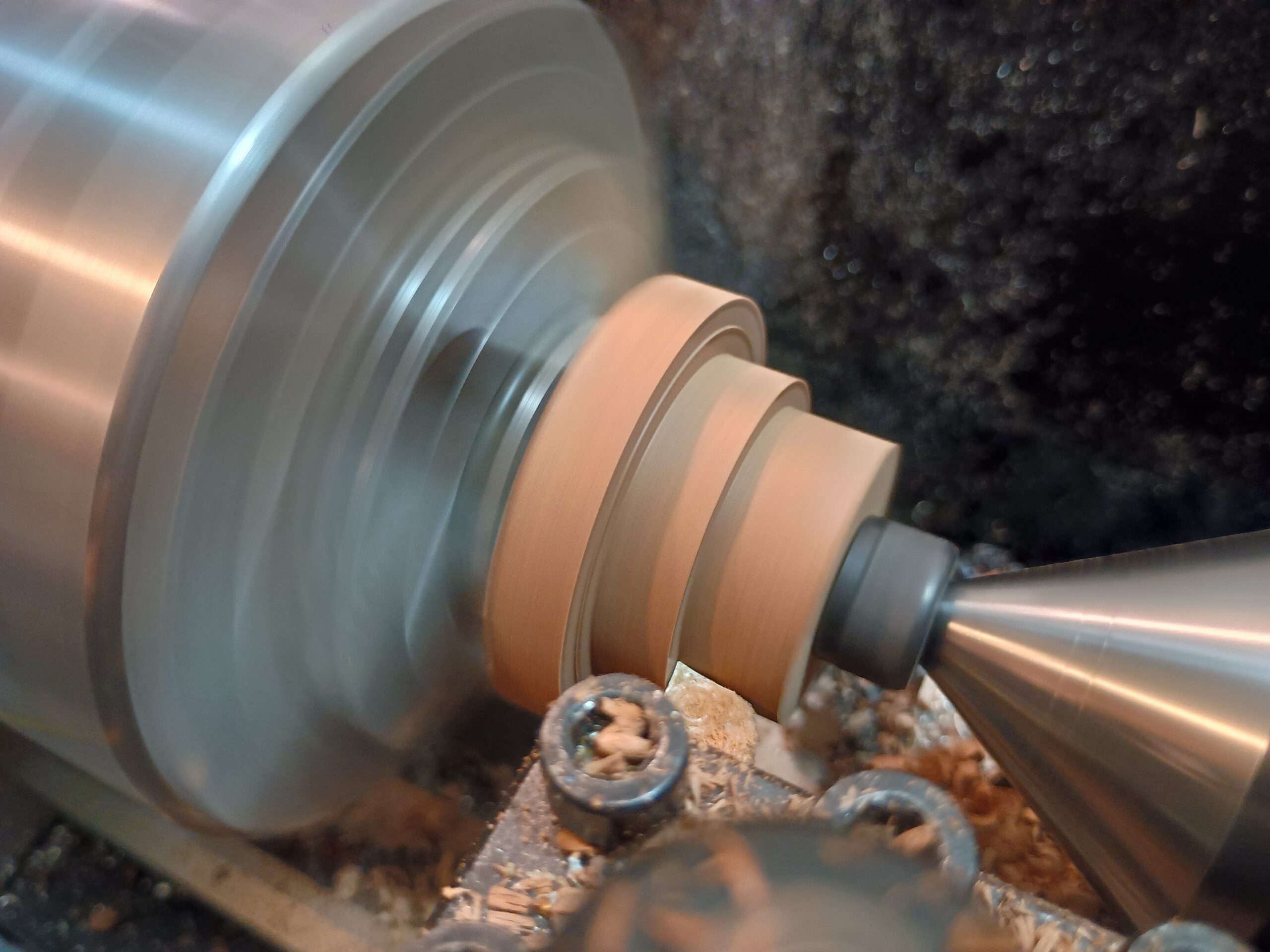 河原郁子NY・シャンデリア東京のオーダーメイド照明は、一つ一つのパーツをハンドメイドで特注製作して作り上げている実際の画像