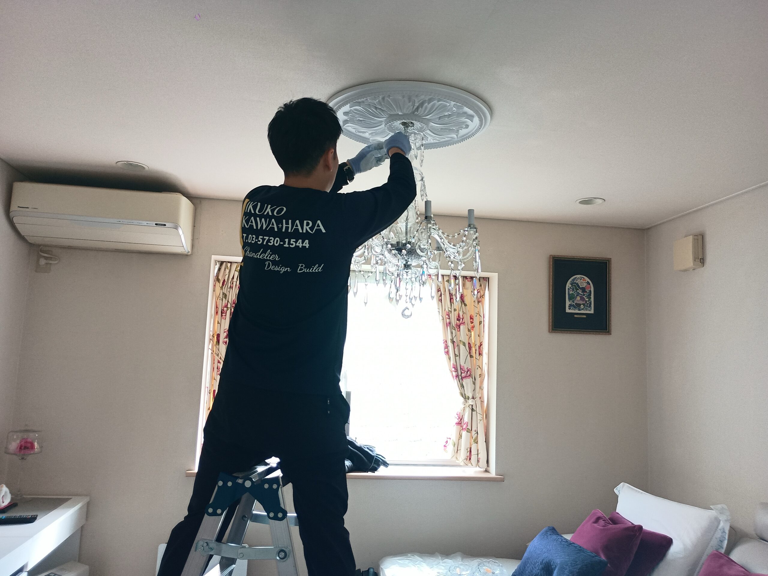 河原郁子NY・シャンデリア東京の専門スタッフが実際にEMPIREシャンデリアを納品したお客様に天井メダリオンを特別設置している様子の画像