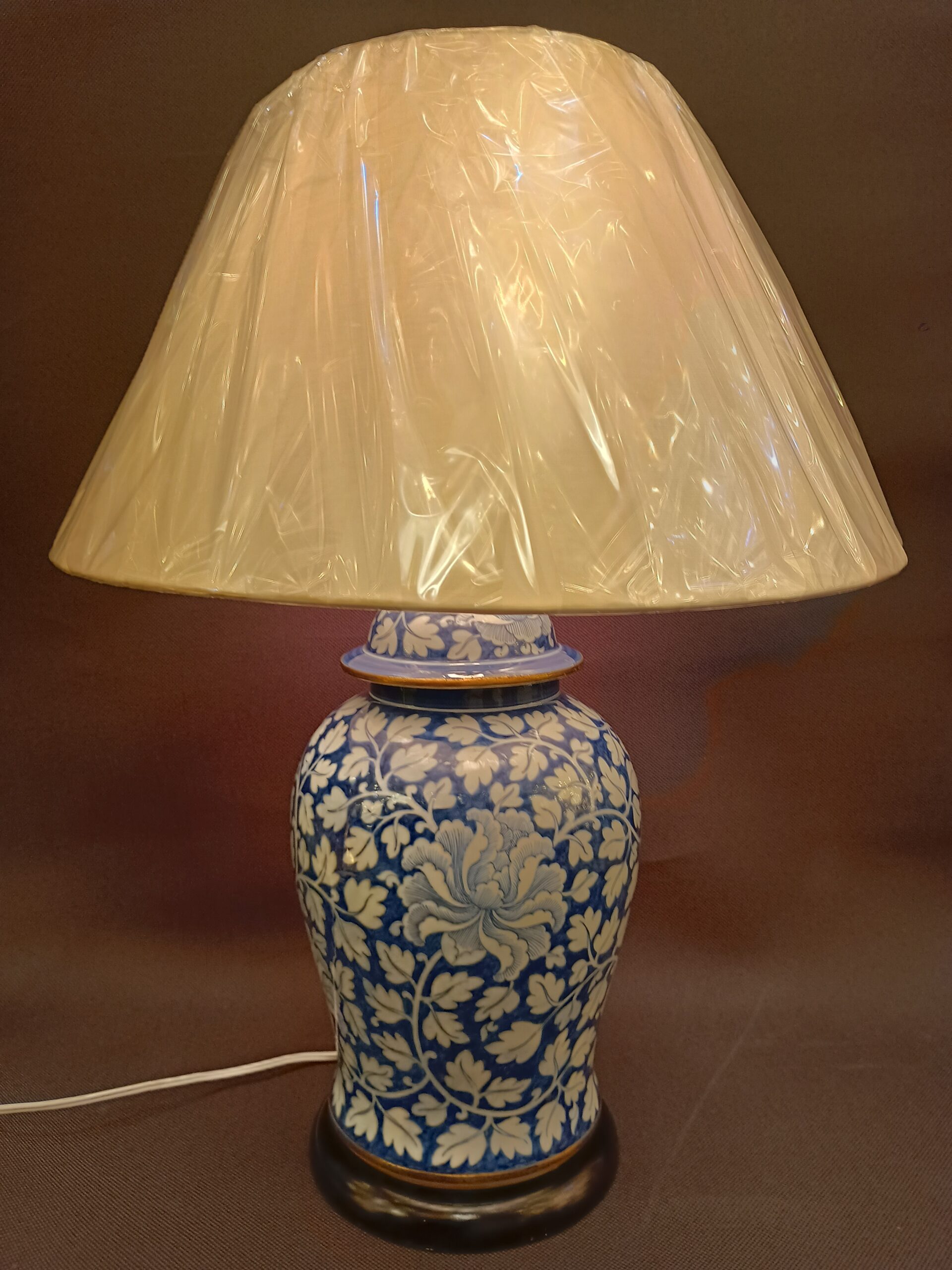 お母様から受け継いだアンティークランプとエンパイア型のランプシェードの修復及び交換を実際におこなったときの画像