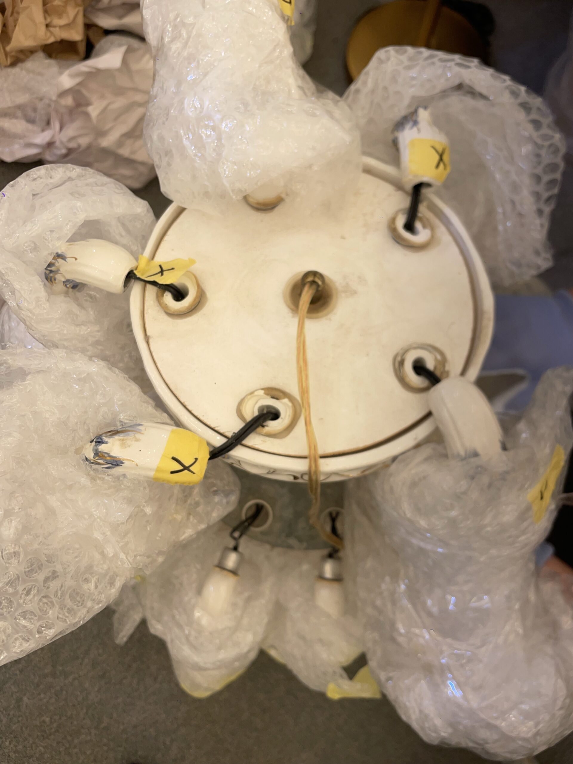 アメリカ・カリフォルニアの豪邸で使っていたアンティークシャンデリアが輸送中に破損してしまったときの画像（BEFORE）