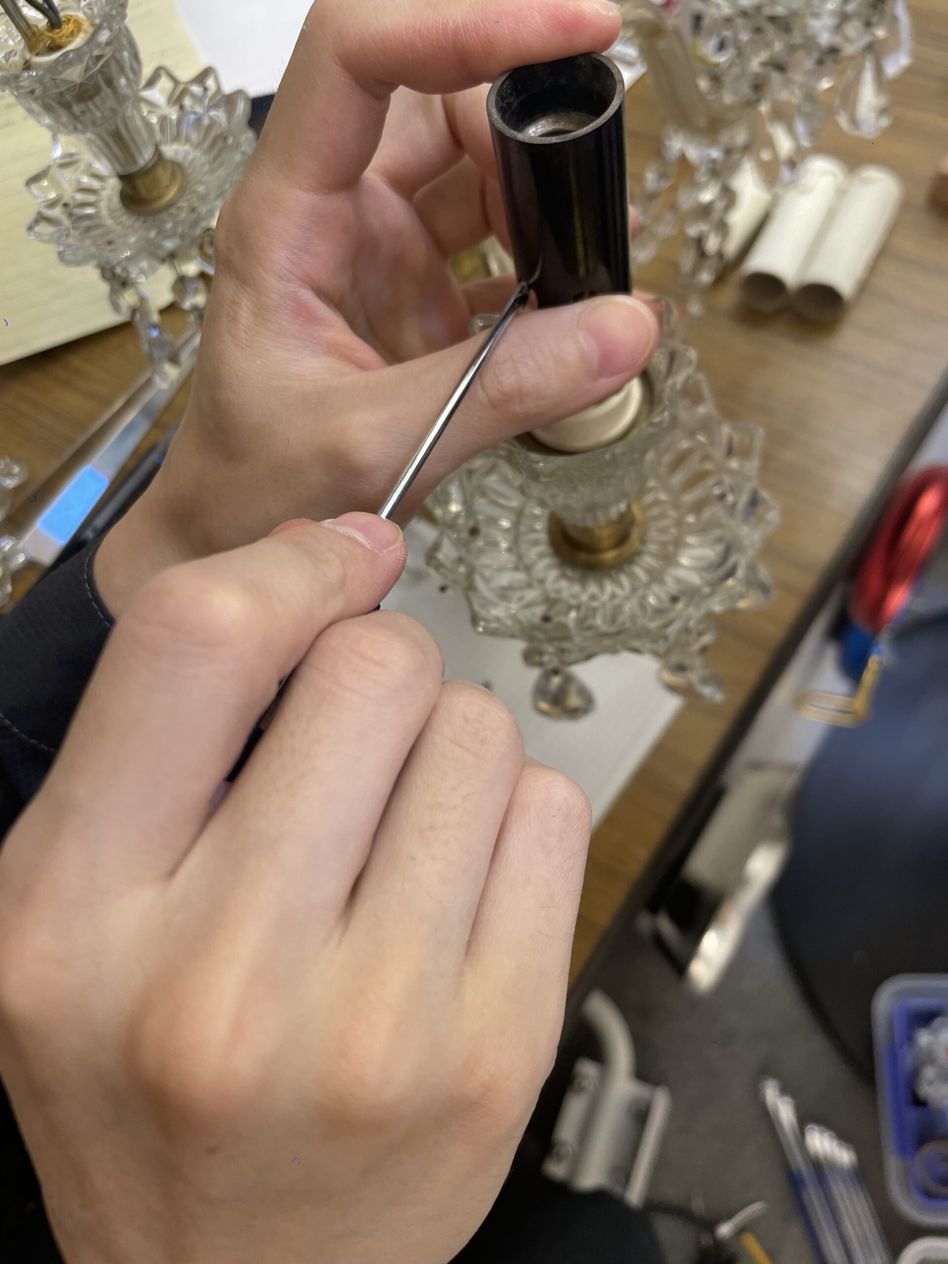 河原郁子NY・シャンデリア東京の専門エンジニアが実際にお客様からお預かりした本物のアンティークのオールドバカラのシャンデリアを修復しているときの画像