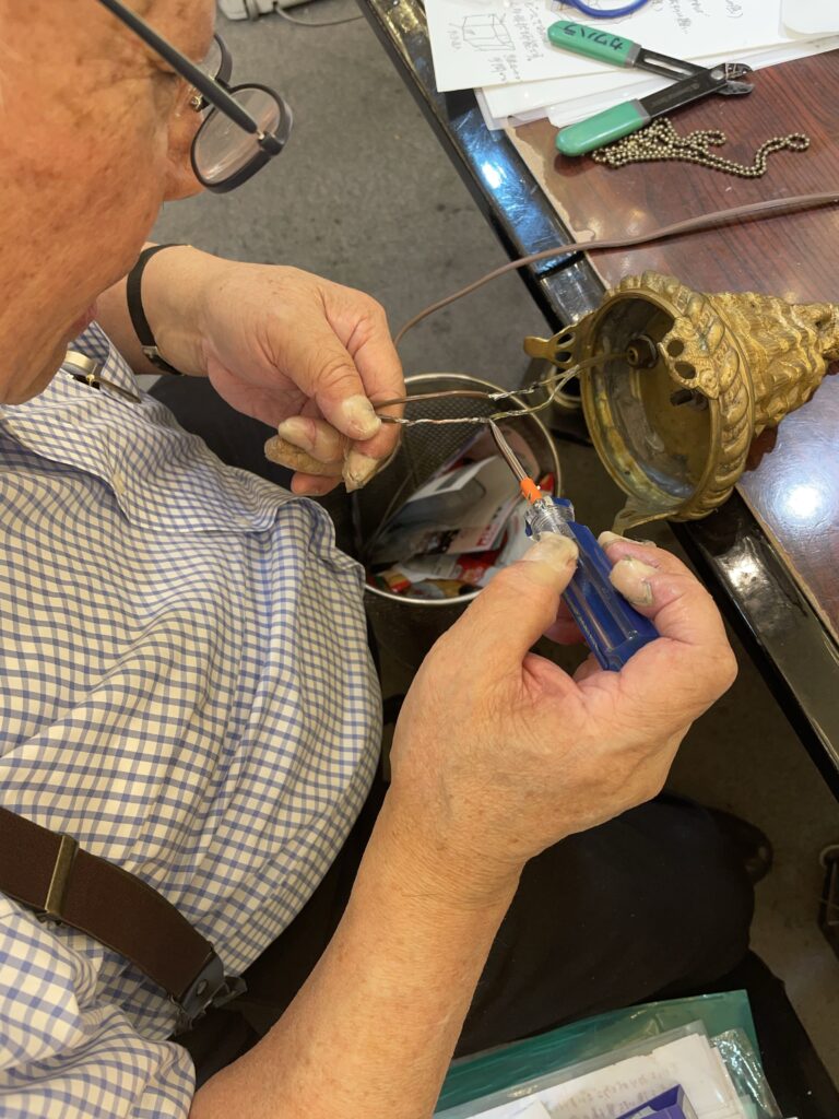 フランスで製作されたアンティークランプを実際に修復しているようすの画像