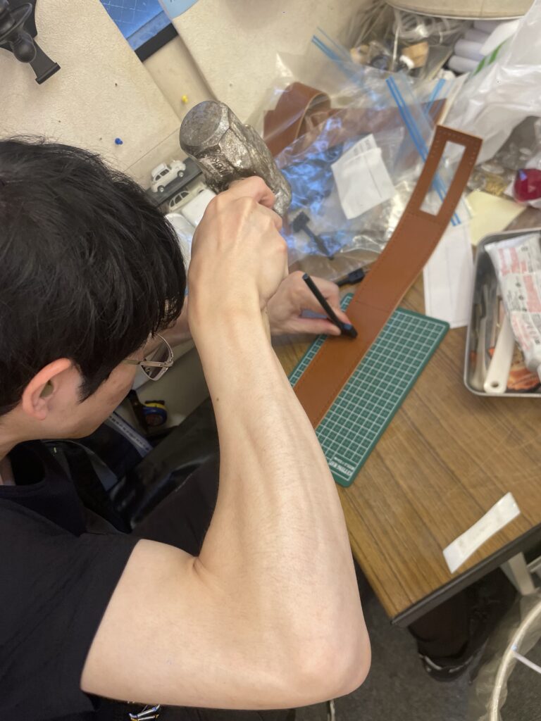 お客様からの修復依頼で、天然革素材のランプパーツを特注製作しているときの画像
