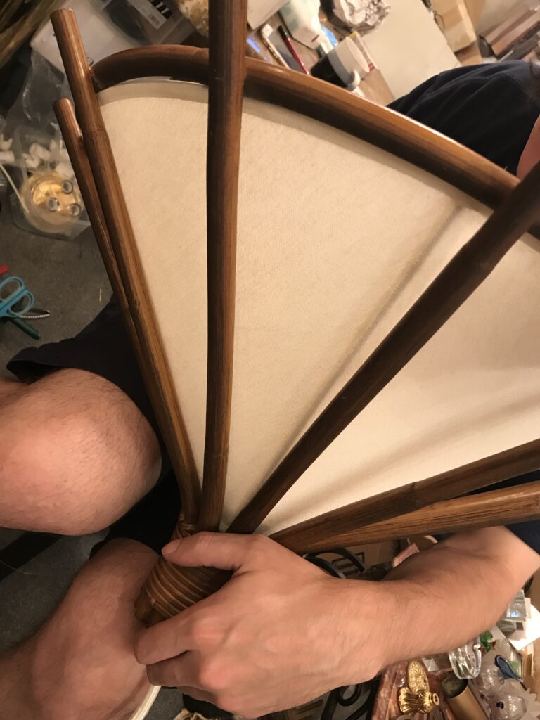 アンティークの木製ランプの修復と絹でできたランプシェードを張替え（リカバー－）しているときの画像