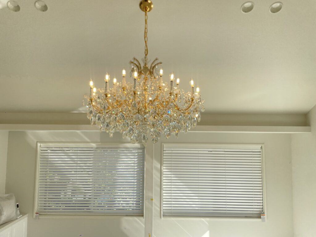 河原郁子NY・シャンデリア東京の高級シャンデリアの一つ、「EMPRESS」を実際に納品した事例の画像