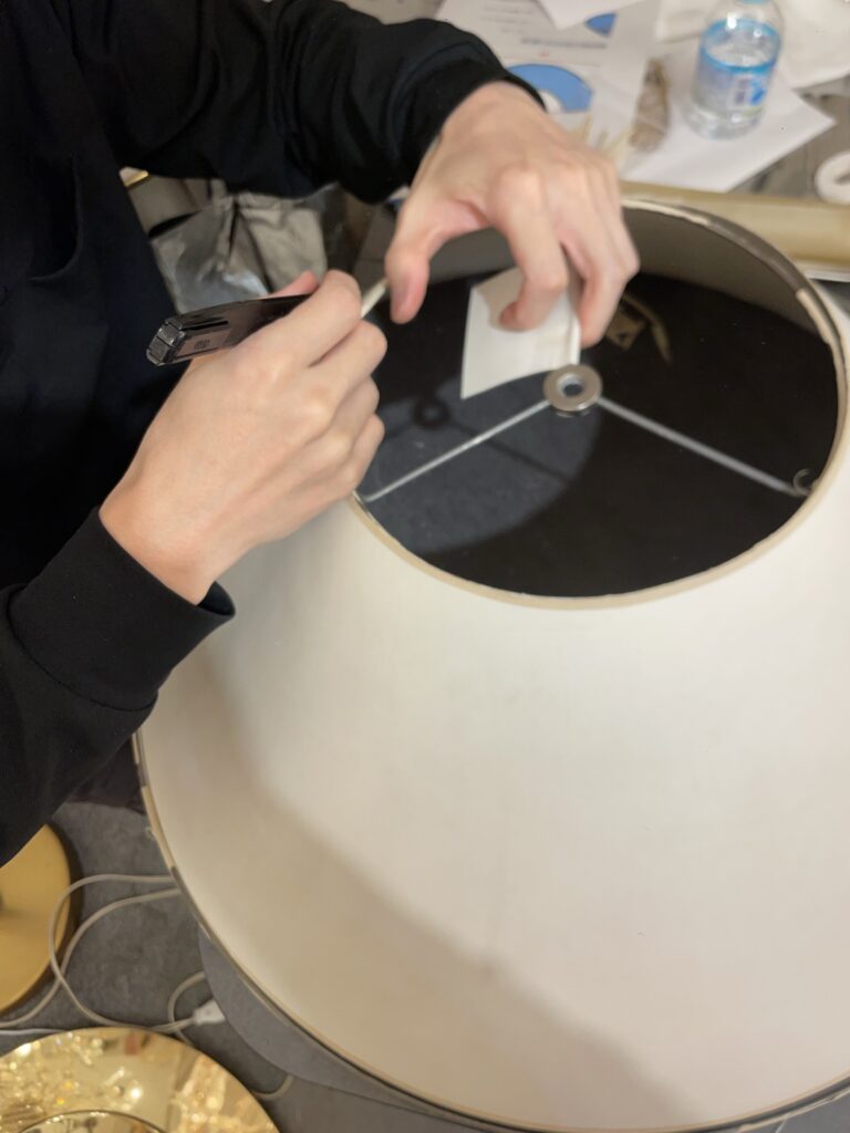 家族の思い出がつまったアンティークのランプシェードを張り替え修復している実際の画像