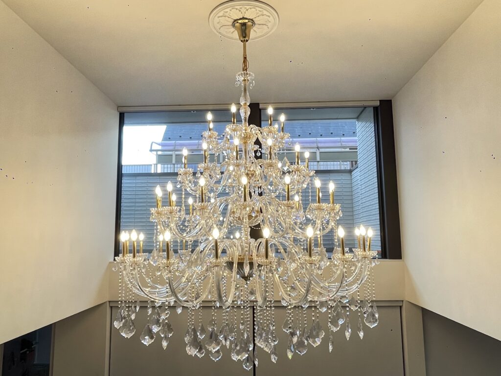 河原郁子NY・シャンデリア東京が実際にカスタムメイド製作した直径2メートルの大型クリスタルシャンデリア「EMPIRE」を納品設置した画像