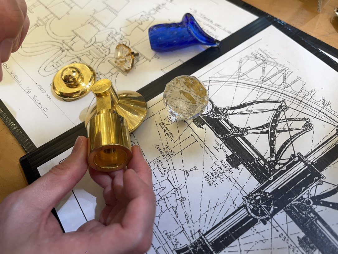 特注シャンデリアでお客様の夢やイメージをオーダーメイド製作で具現化しているときの図面と材料サンプルの画像