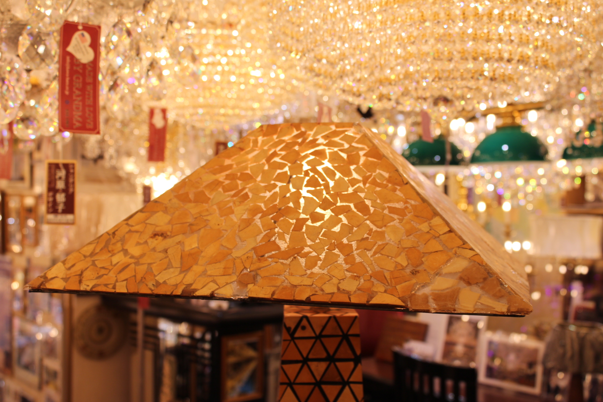 アーティストが製作した特別なランプシェードを実際に修復した事例の画像