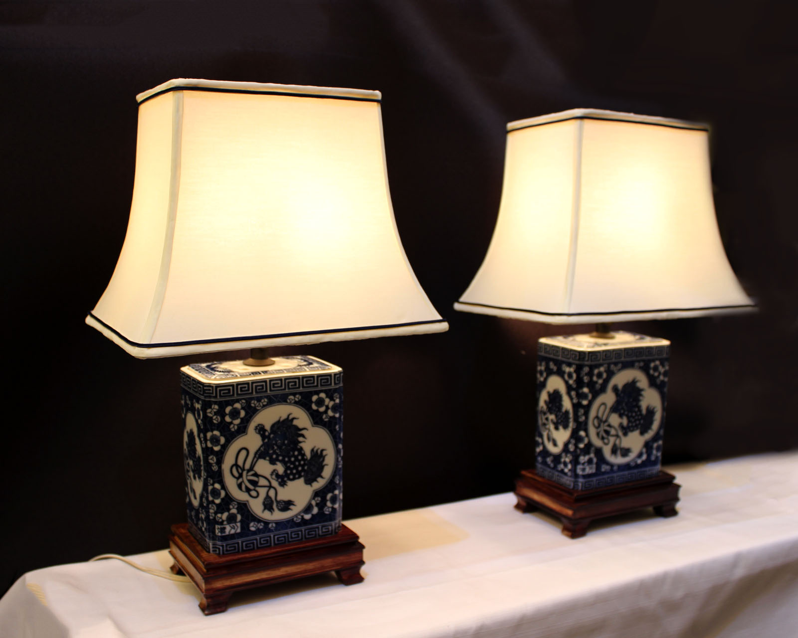 アンティークのランプシェードをブルーのトリムまで再現して実際に張替えしたランプ修復の画像