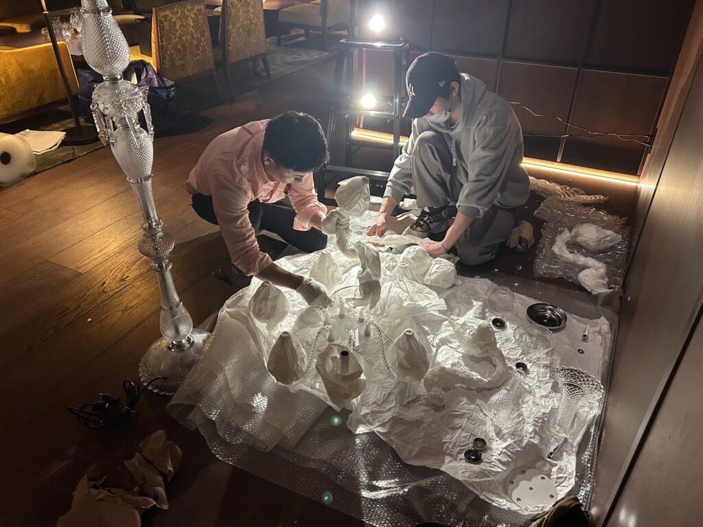 東京・銀座の５つ星ホテル、東京エディション銀座様にて、シンガポールから輸入したアンティークバカラシャンデリアを修復、組立、仕様調整しているときの画像