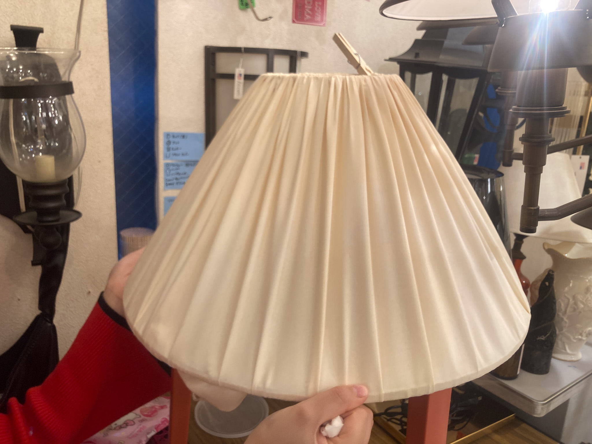 シルク素材で実際にハンドプリーツのランプシェードを製作しているときの画像
