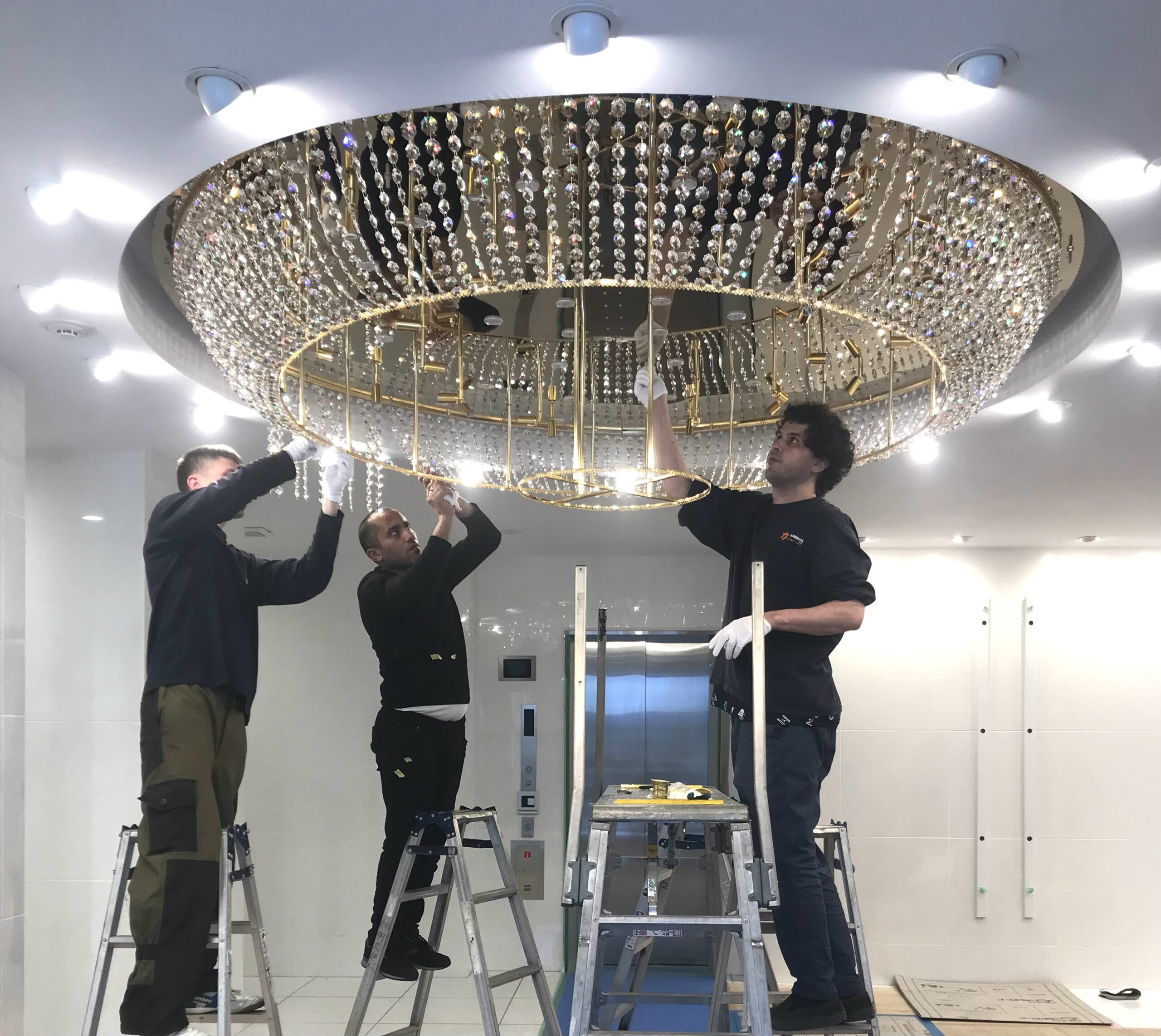 河原郁子NY・シャンデリア東京で実際に特注オーダーメイド製作した大型シャンデリアをお客様のエントランスに組立設置しているときの画像