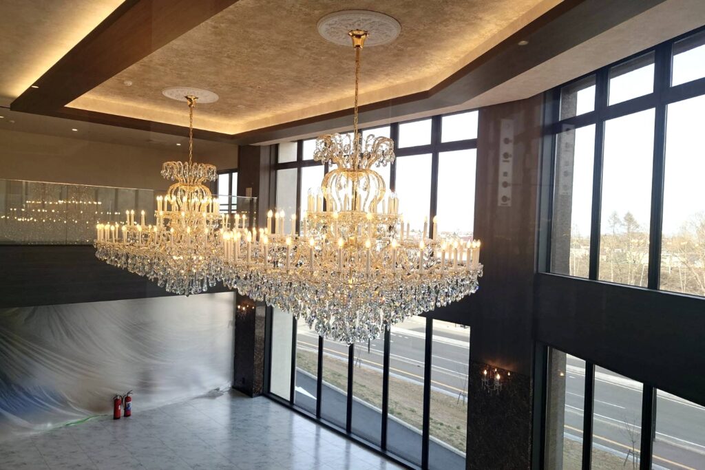 河原郁子NY・シャンデリア東京が実際に特注オーダーメイドで製作した大型クリスタルシャンデリアEMPRESSを納品設置したときの画像