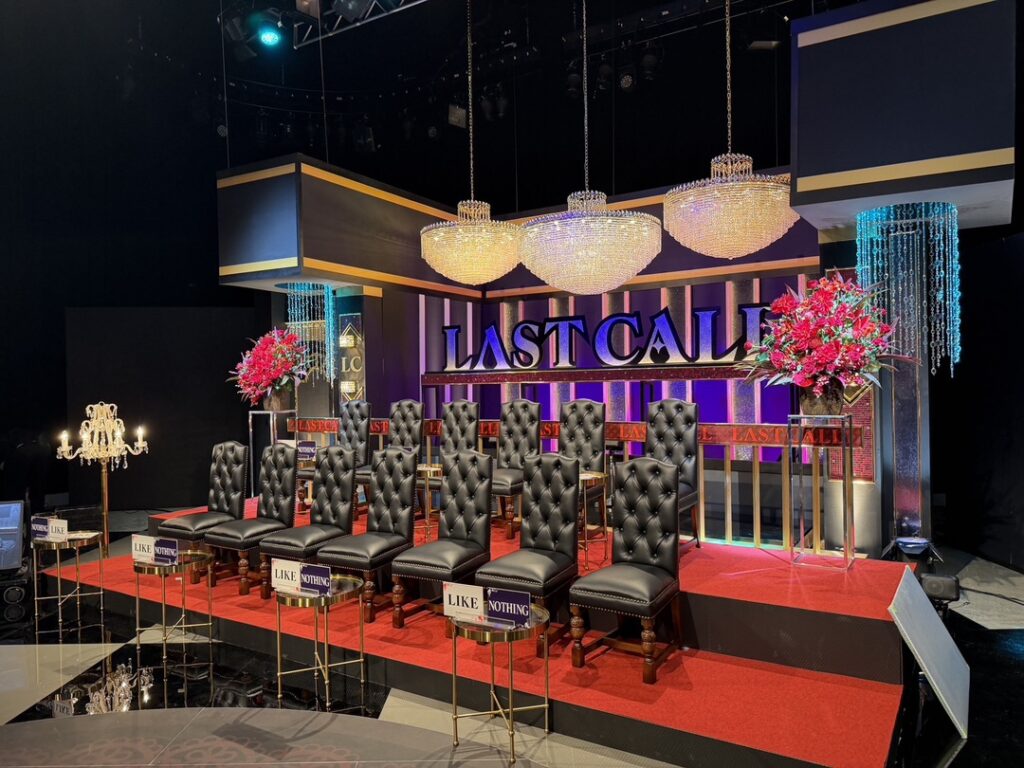 河原郁子NYシャンデリア東京の2000万円超えの大型ROYALシャンデリアがLAST CALLの番組セットに納品された画像