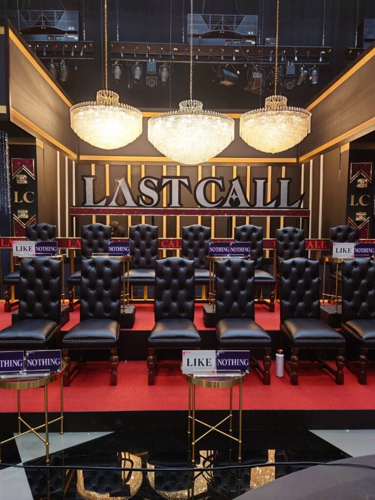 河原郁子NY・シャンデリア東京の大型ROALシャンデリアを実際に「LAST CALL」の番組に納品した画像