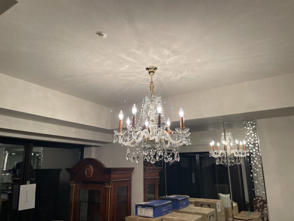 河原郁子NY・シャンデリア東京のEMPIREシャンデリアをお引越し先に設置したときの画像