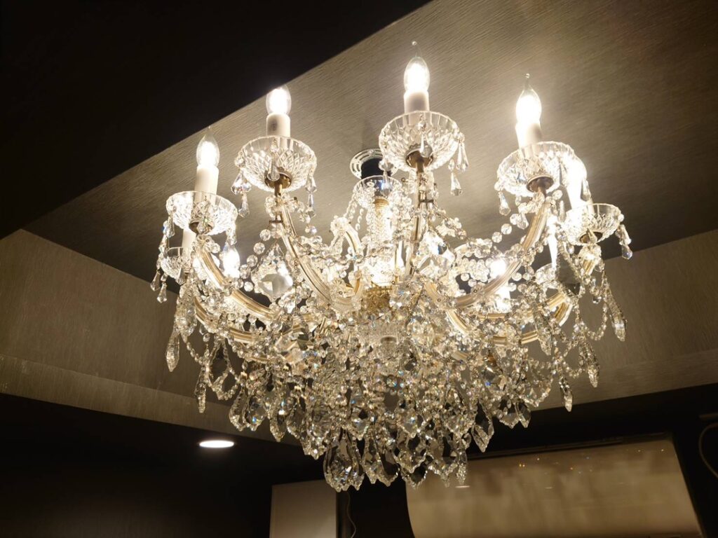 河原郁子NY・シャンデリア東京のビンテージシャンデリアを店舗個室に納品した画像