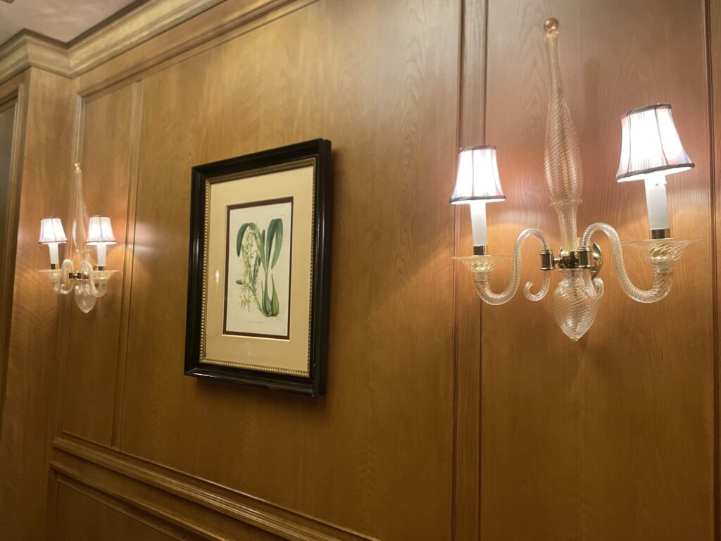 河原郁子NY・シャンデリア東京で実際に特注製作および専門修復した5つ星ホテルの壁付けシャンデリアの画像