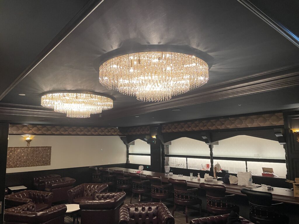 河原郁子NY・シャンデリア東京が実際にカスタムメイド製作した高級会員制店舗の大型シャンデリアの画像
