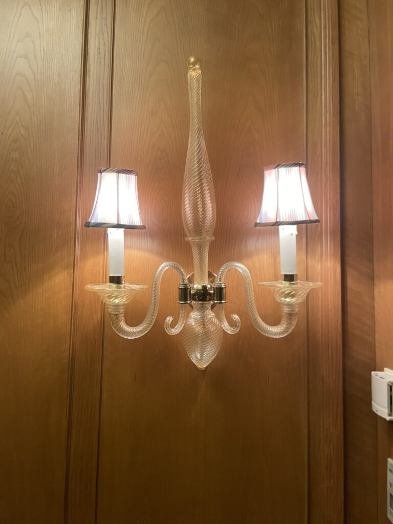 河原郁子NY・シャンデリア東京が製作した5つ星ホテルのブラケットシャンデリアの画像