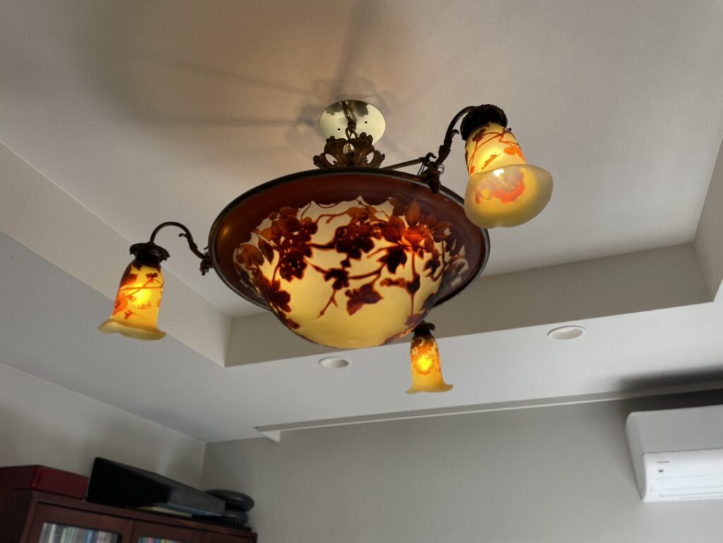 河原郁子NY・シャンデリア東京がガレのアンティークランプを専門修復して、実際に納品した写真