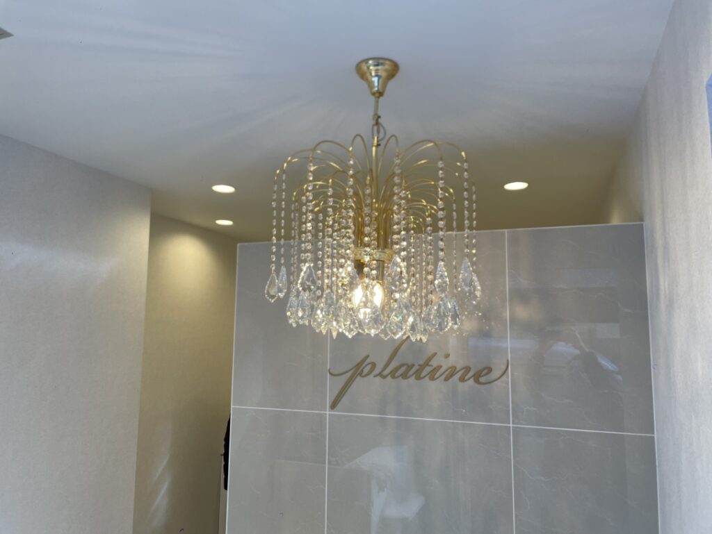 河原郁子NY・シャンデリア東京が実際に東京都港区白金の美容サロンにクリスタルシャンデリアを納品した画像