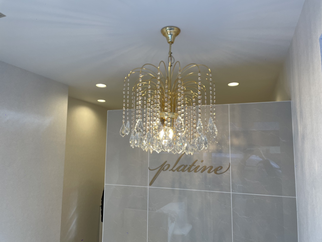河原郁子NY・シャンデリア東京が実際に東京都港区白金の美容サロンにクリスタルシャンデリアを納品した画像