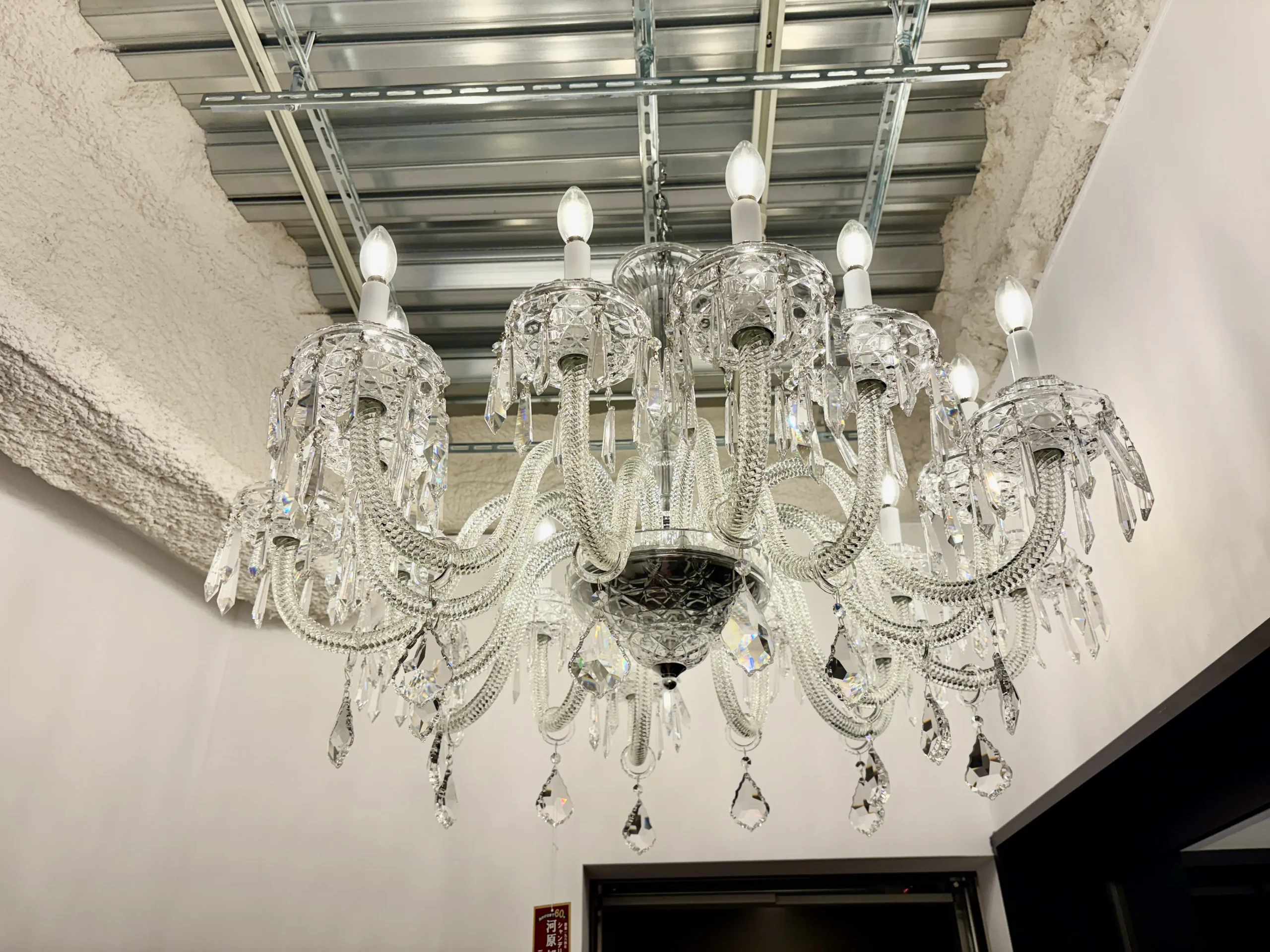河原郁子NYの大型シャンデリア展示