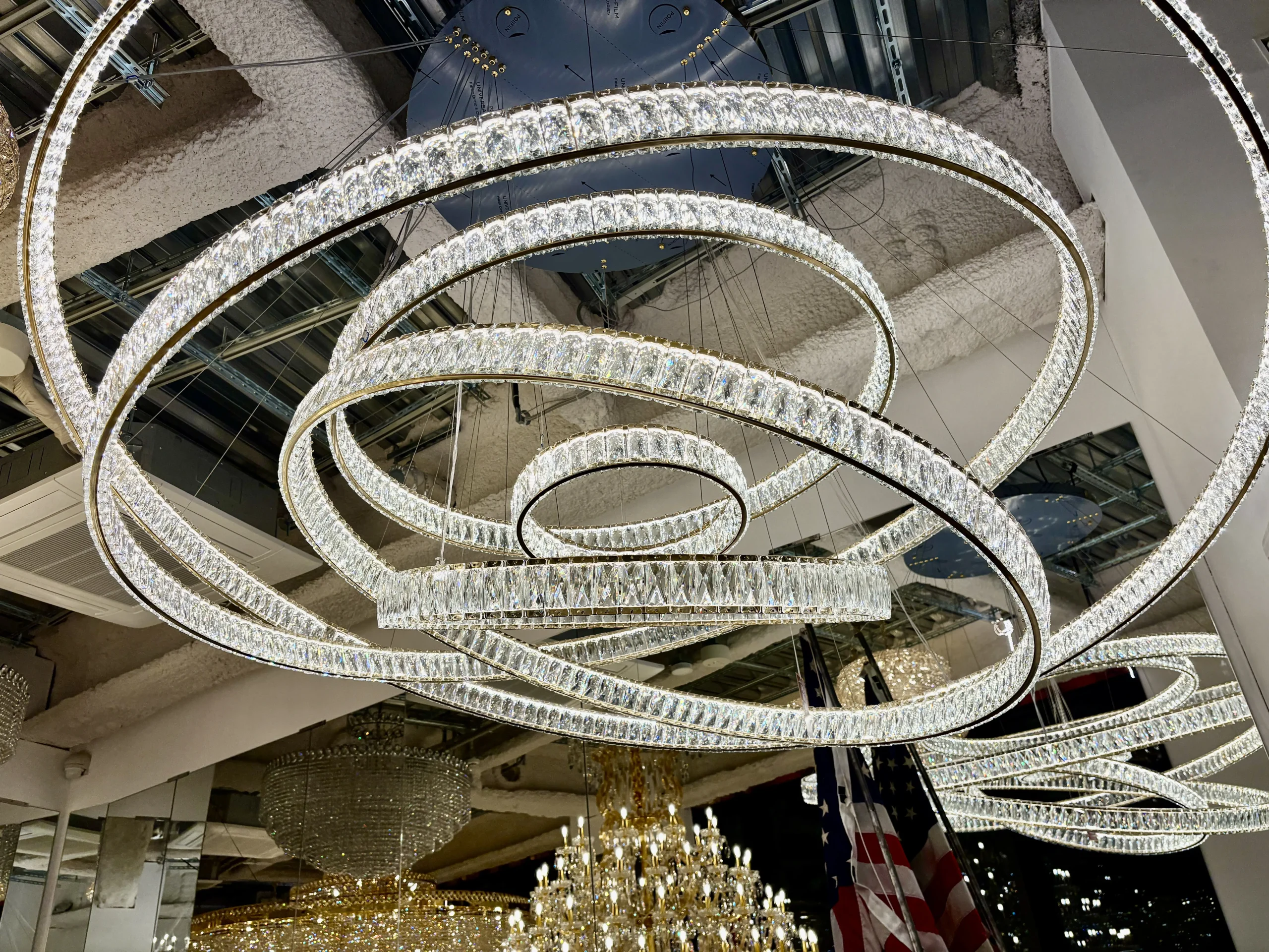 モダンデザインの大型リングシャンデリア展示