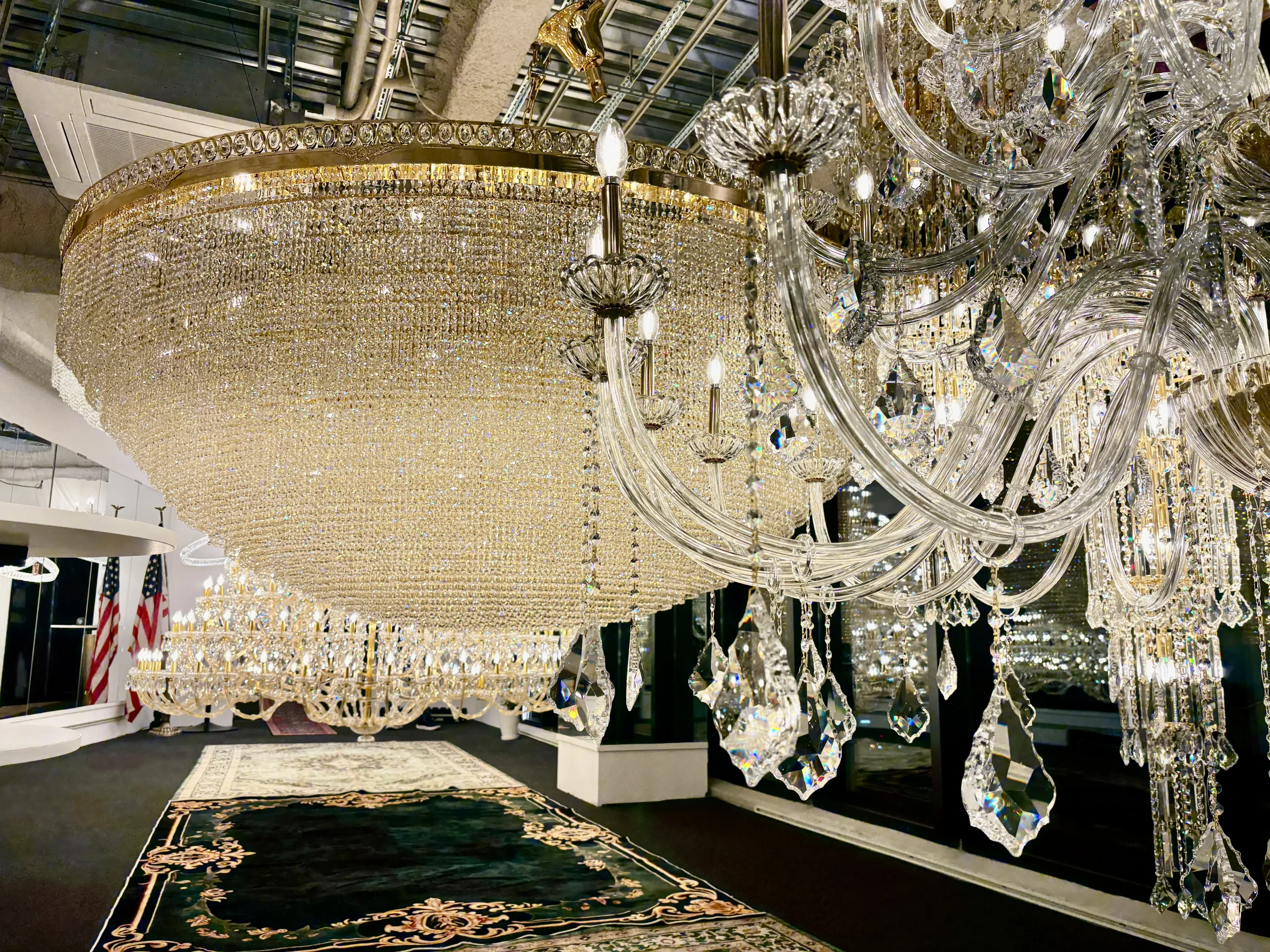 大型クリスタルシャンデリアの展示風景