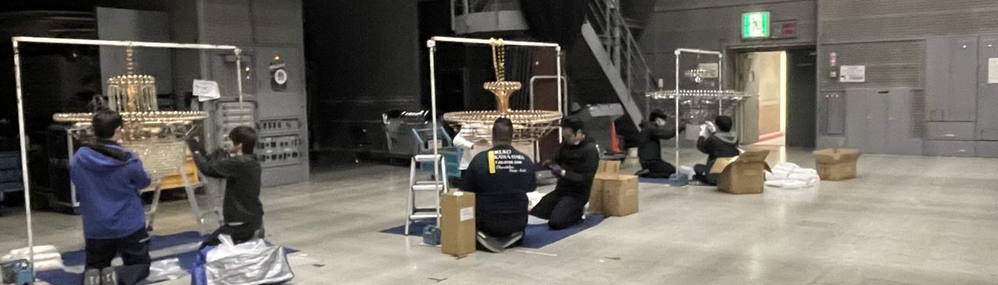 河原郁子NY・シャンデリア東京が実際に大型ROYALシャンデリアを3台納品組立している写真
