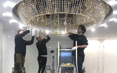 河原郁子NY・シャンデリア東京で実際に特注オーダーメイド製作した大型シャンデリアをお客様のエントランスに組立設置しているときの画像